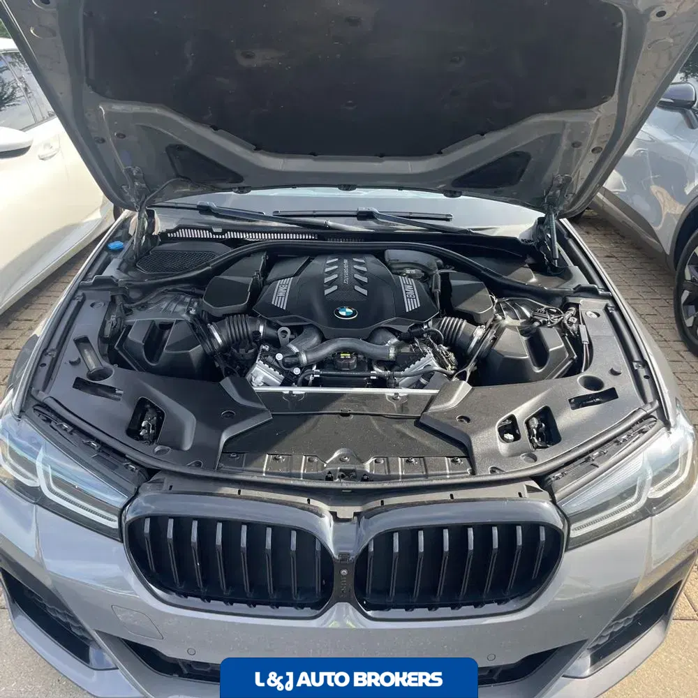2022 BMW 5-Series M550xi