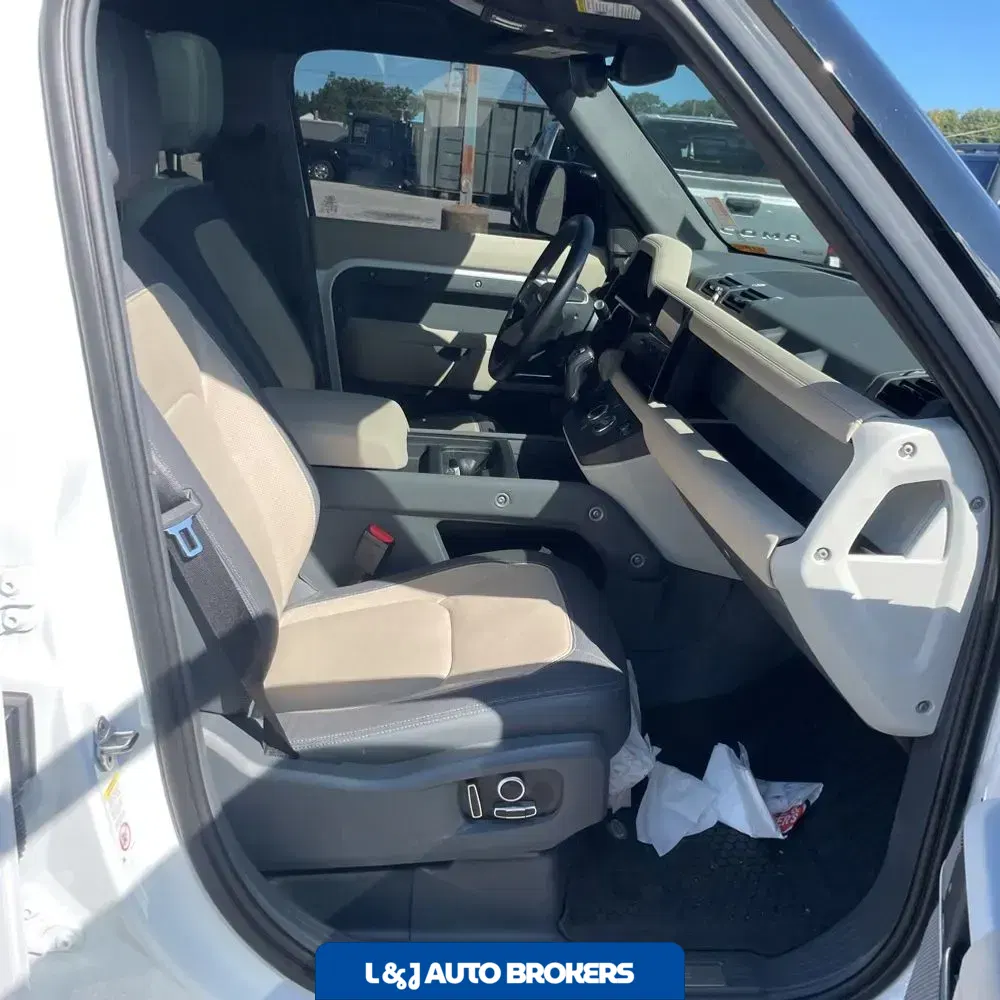 2023 Land Rover Defender 130 X-Dynamic SE