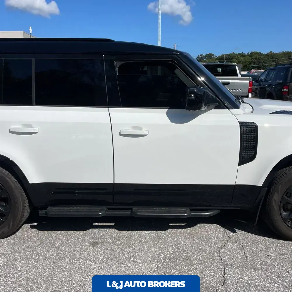 2023 Land Rover Defender 130 X-Dynamic SE