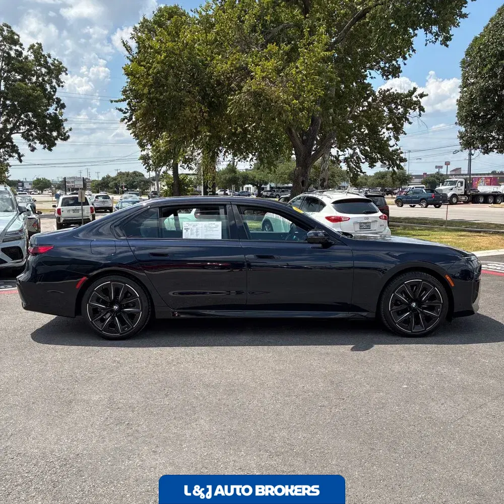 2023 BMW 7-Series 740i
