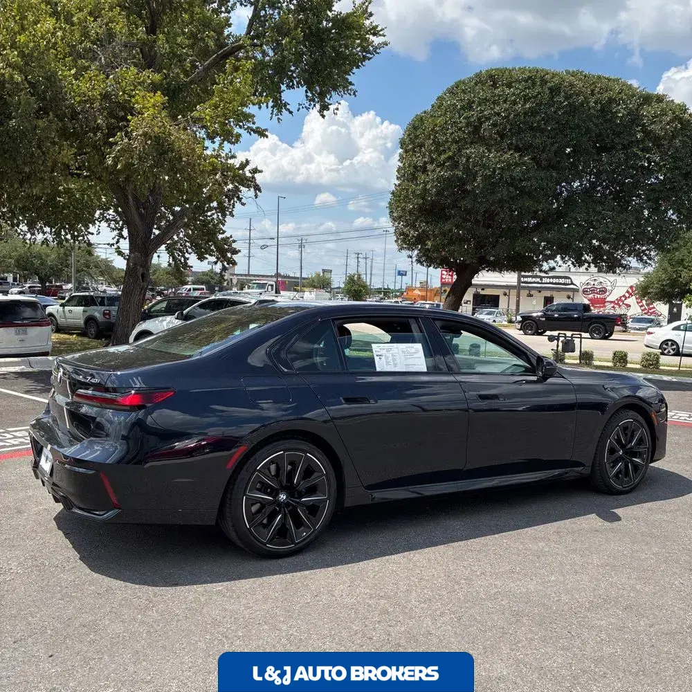 2023 BMW 7-Series 740i