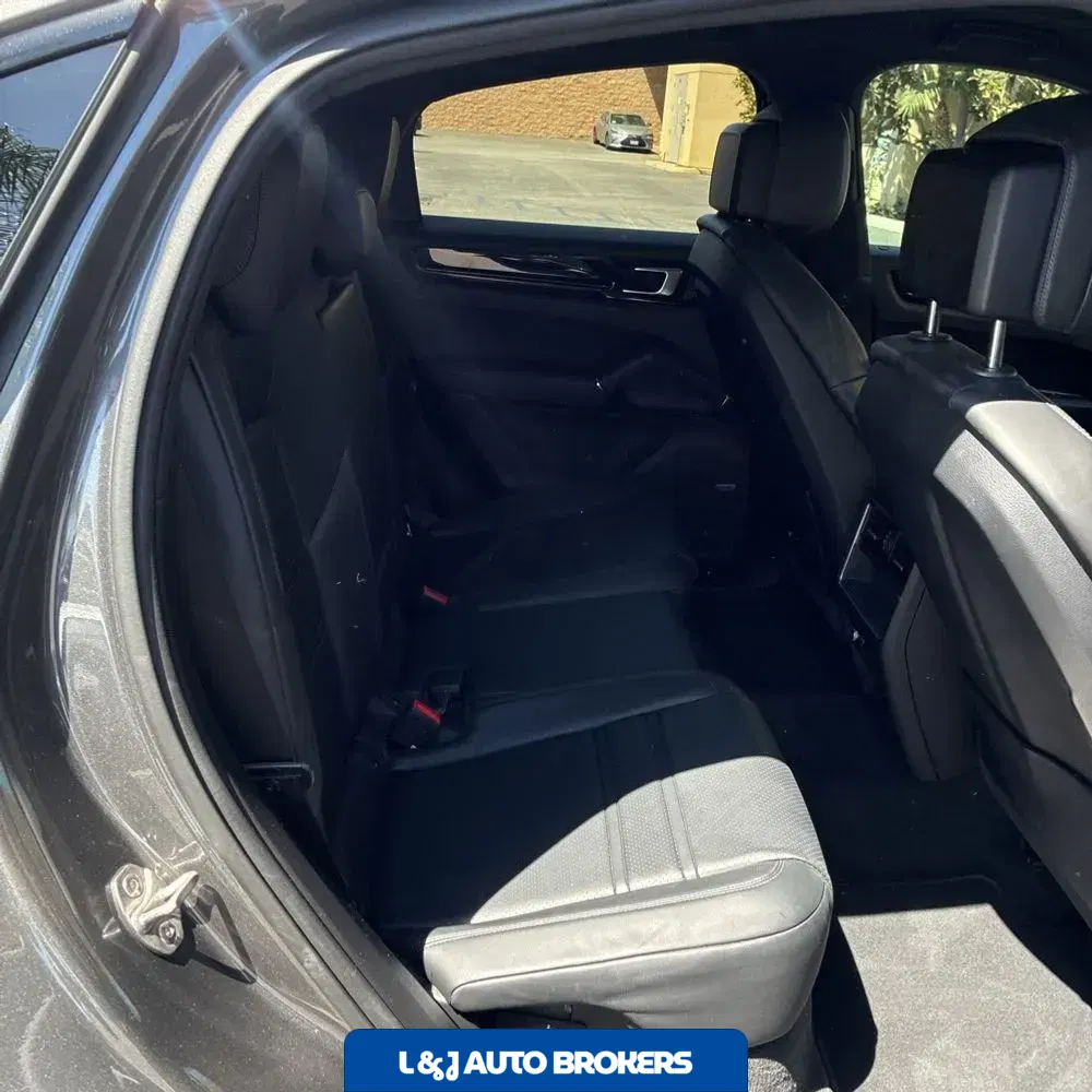 2022 Porsche Cayenne Base