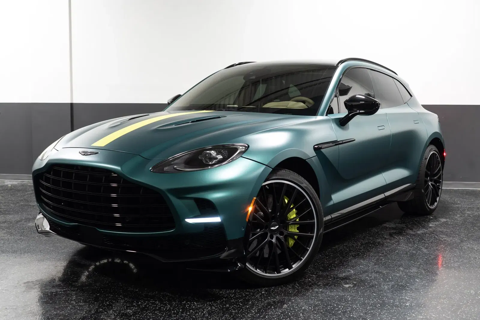 2023 Aston Martin DBX707
