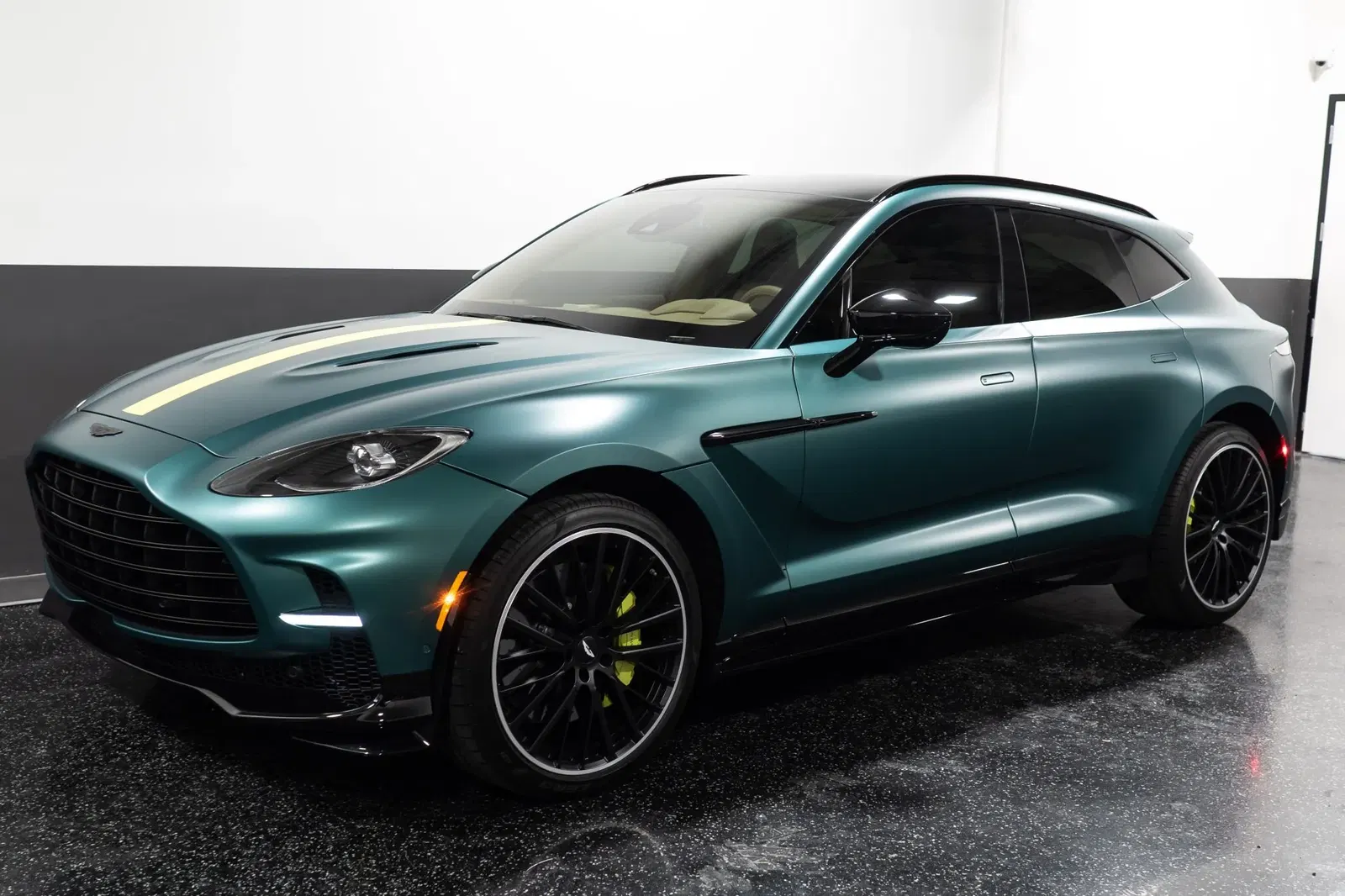 2023 Aston Martin DBX707