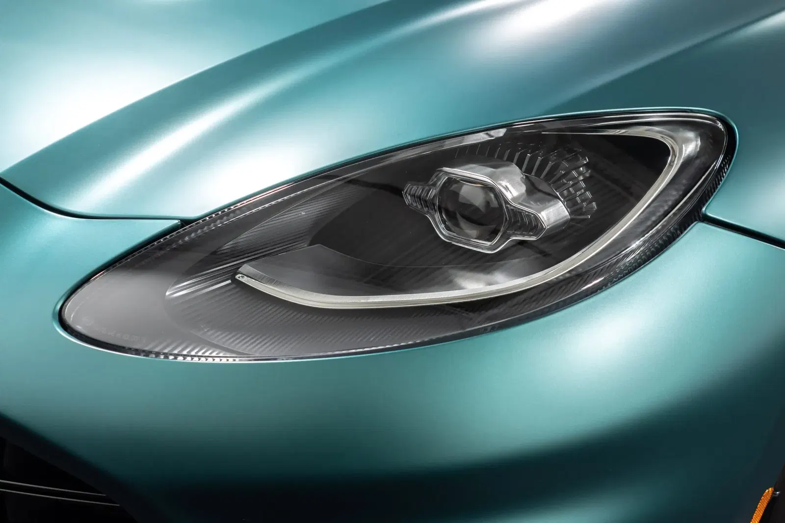 2023 Aston Martin DBX707
