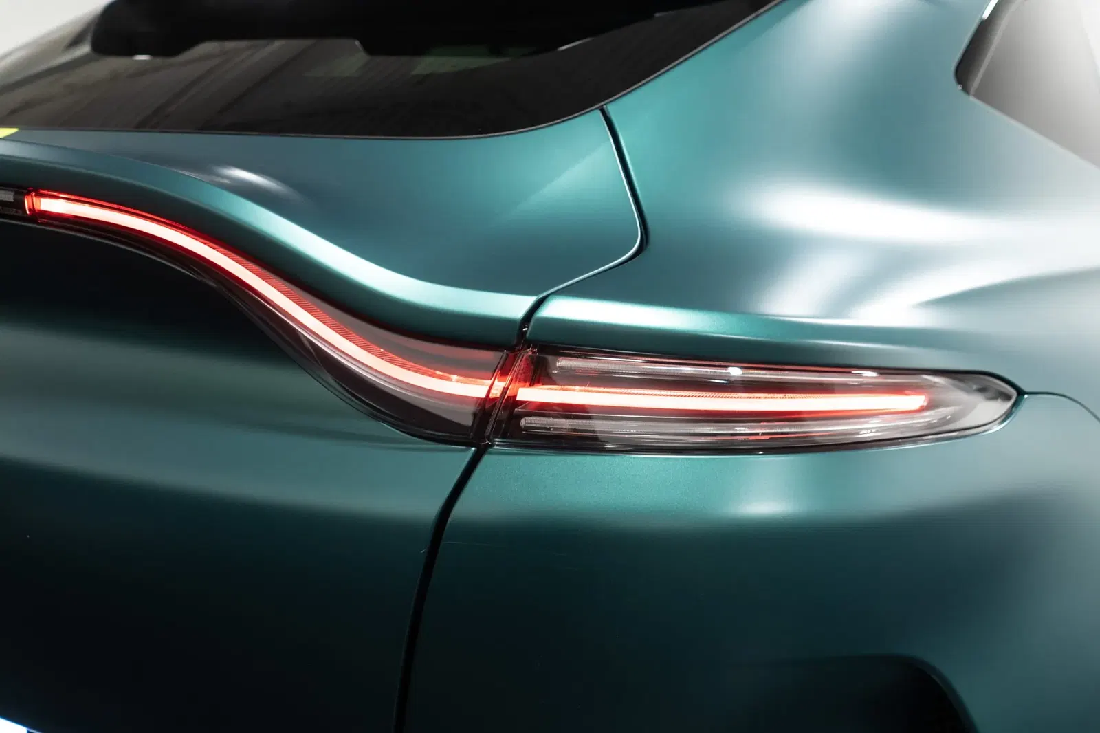 2023 Aston Martin DBX707