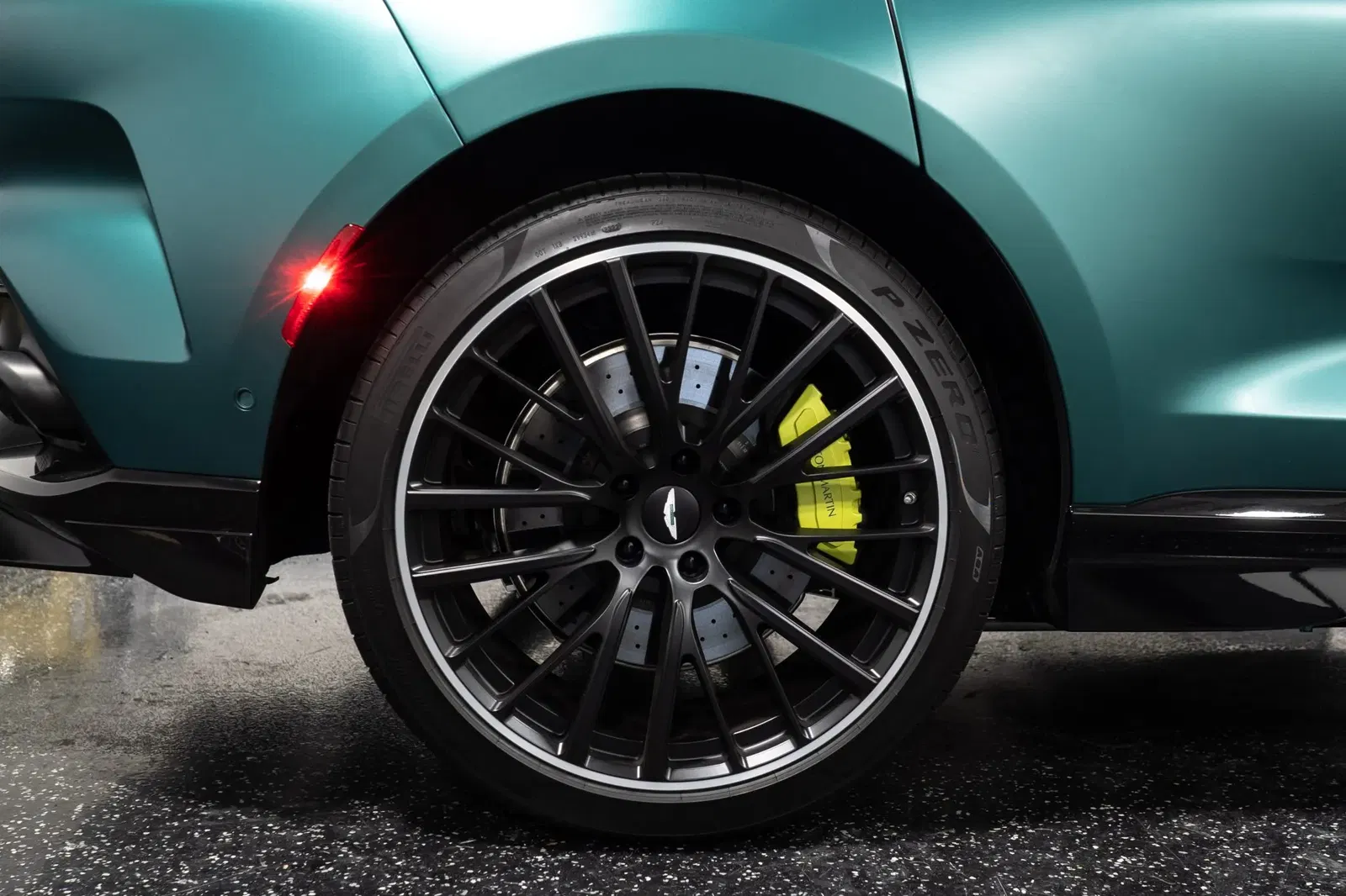 2023 Aston Martin DBX707