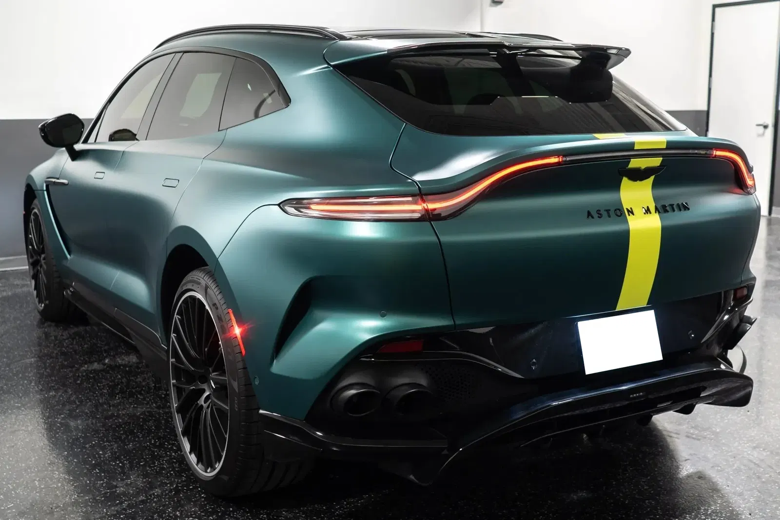 2023 Aston Martin DBX707
