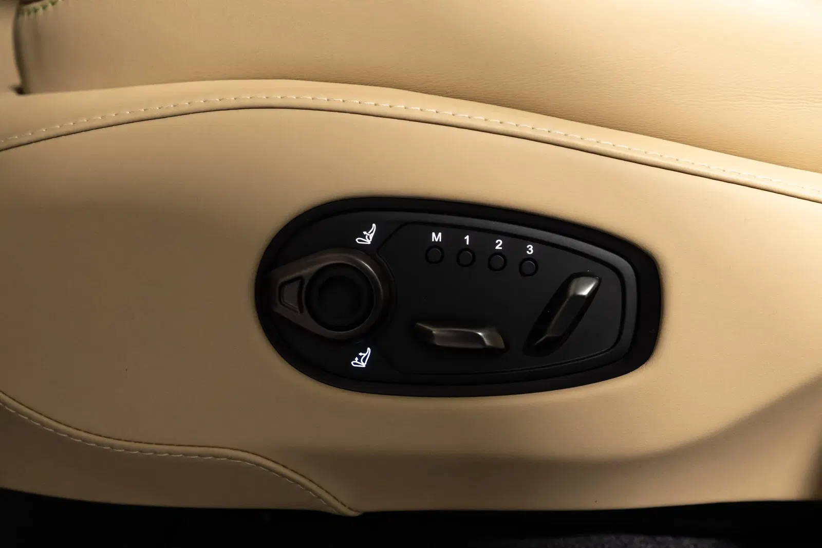2023 Aston Martin DBX707