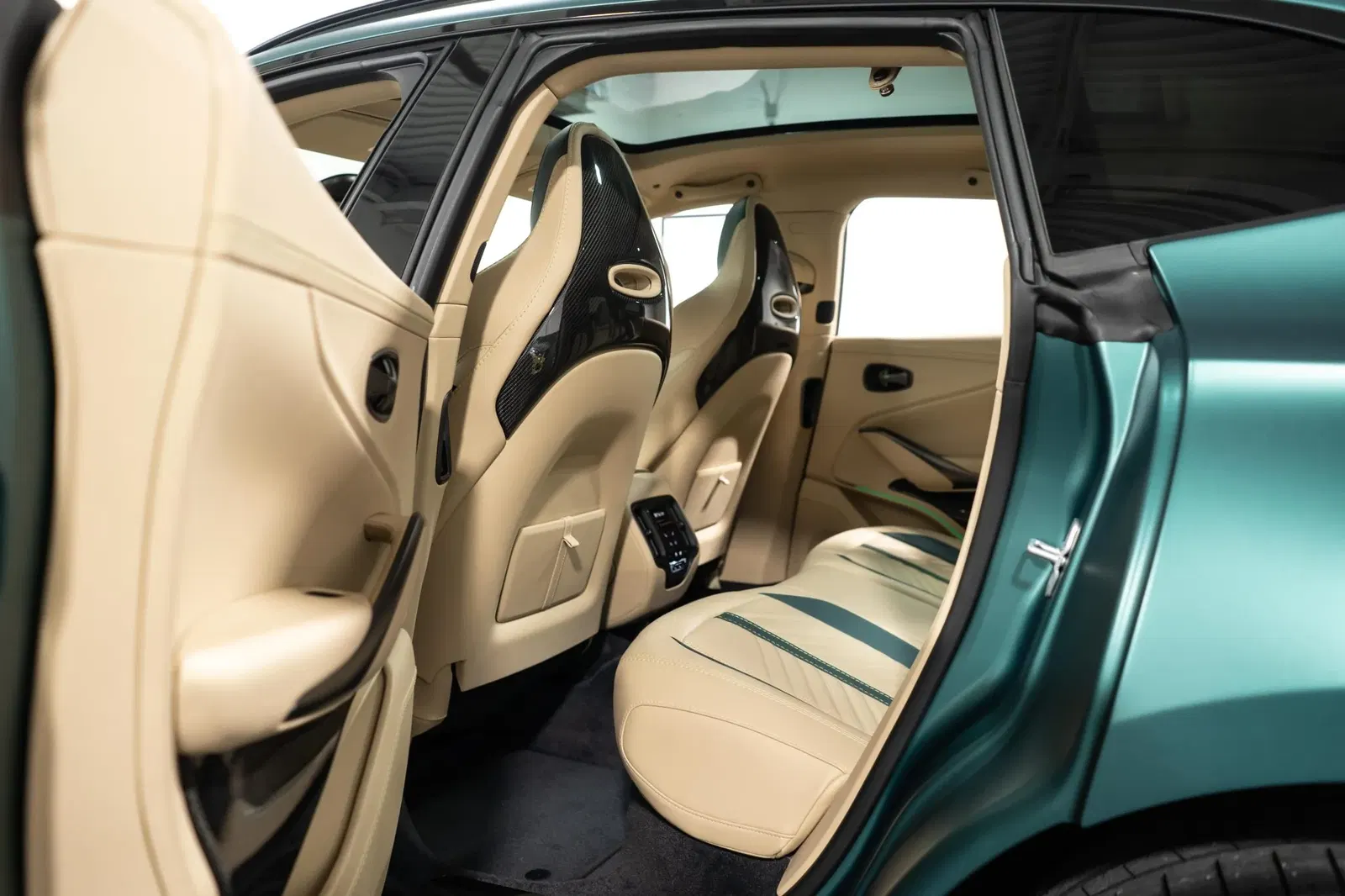 2023 Aston Martin DBX707