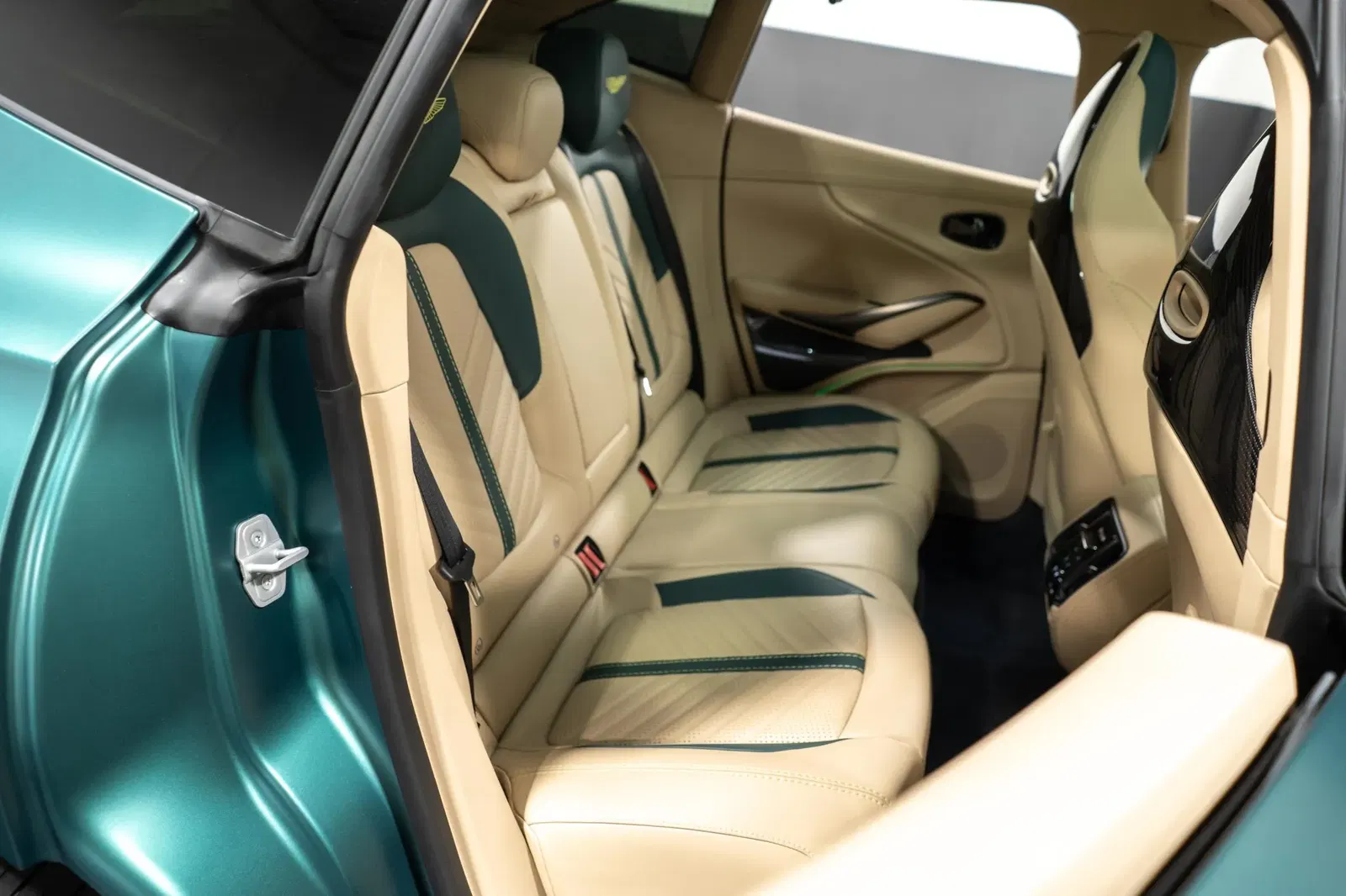 2023 Aston Martin DBX707