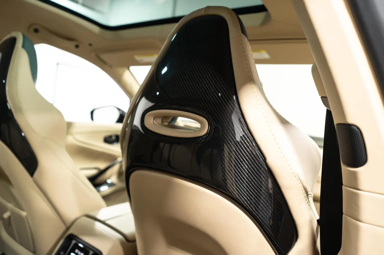 2023 Aston Martin DBX707
