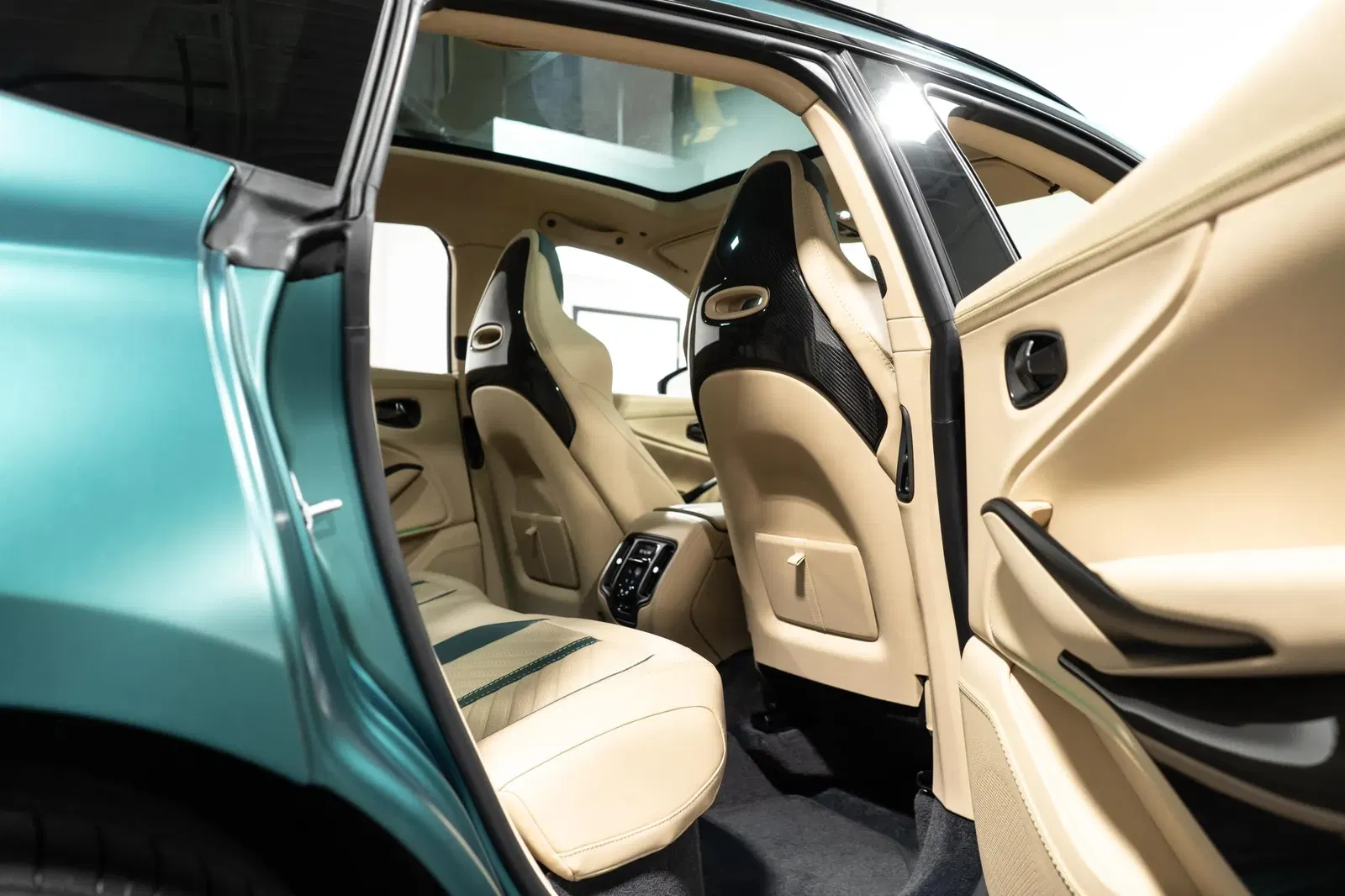 2023 Aston Martin DBX707