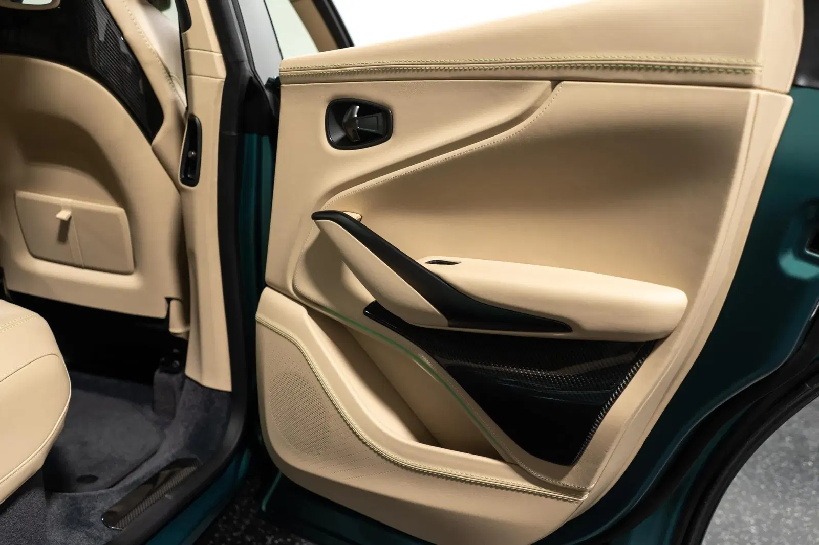 2023 Aston Martin DBX707