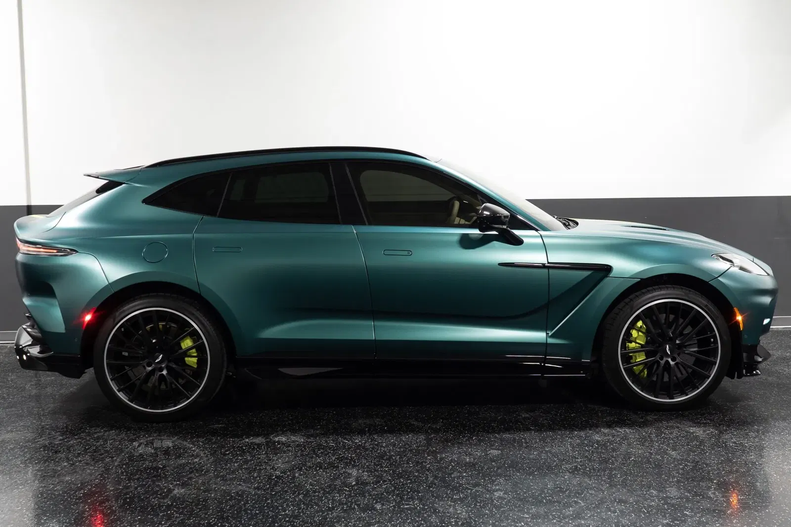 2023 Aston Martin DBX707