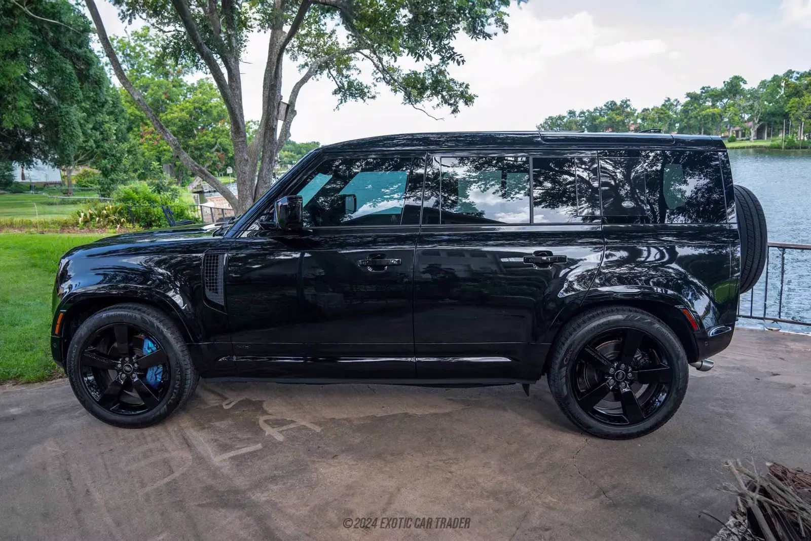 2022 Land Rover Defender 110 110 V8 Bond Edition