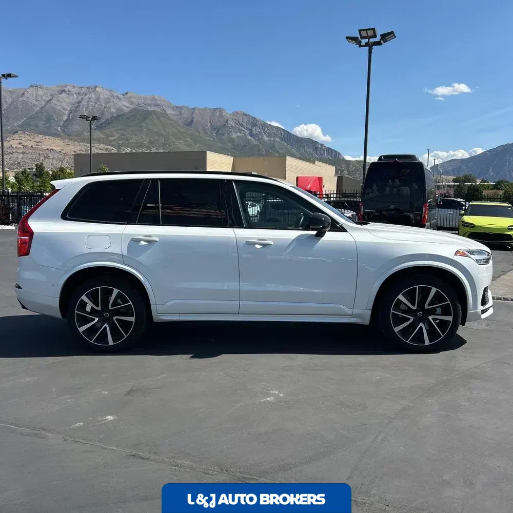 2023 Volvo XC90 T8 - Plus