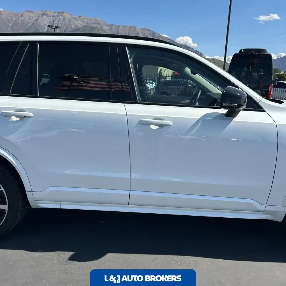 2023 Volvo XC90 T8 - Plus