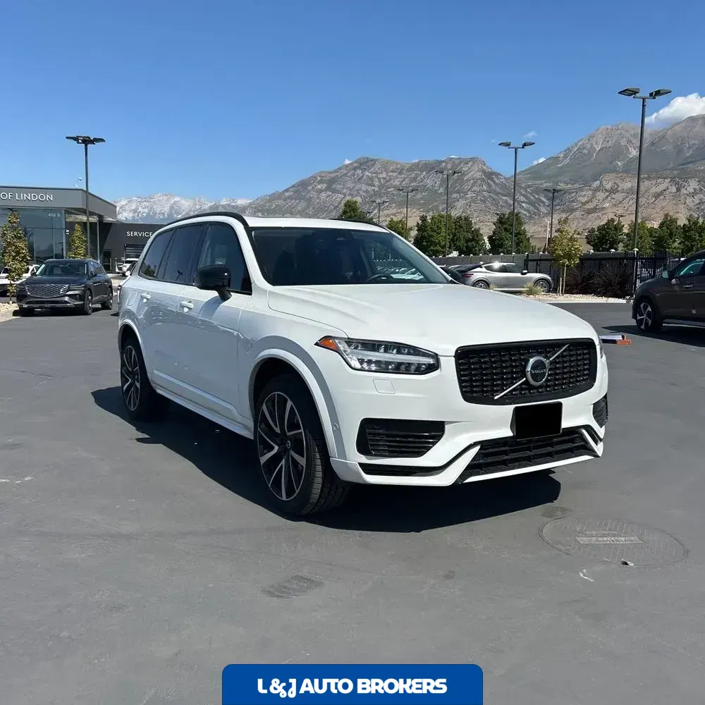 2023 Volvo XC90 T8 - Plus