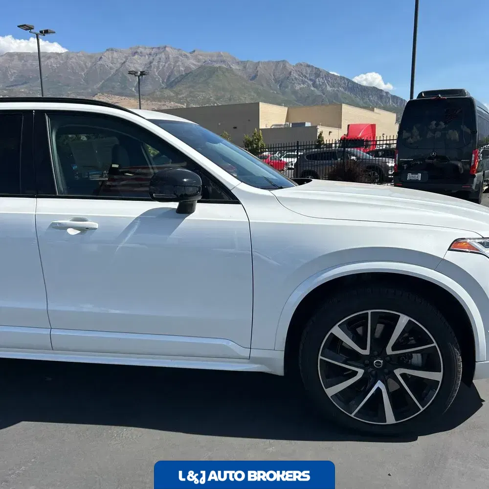 2023 Volvo XC90 T8 - Plus