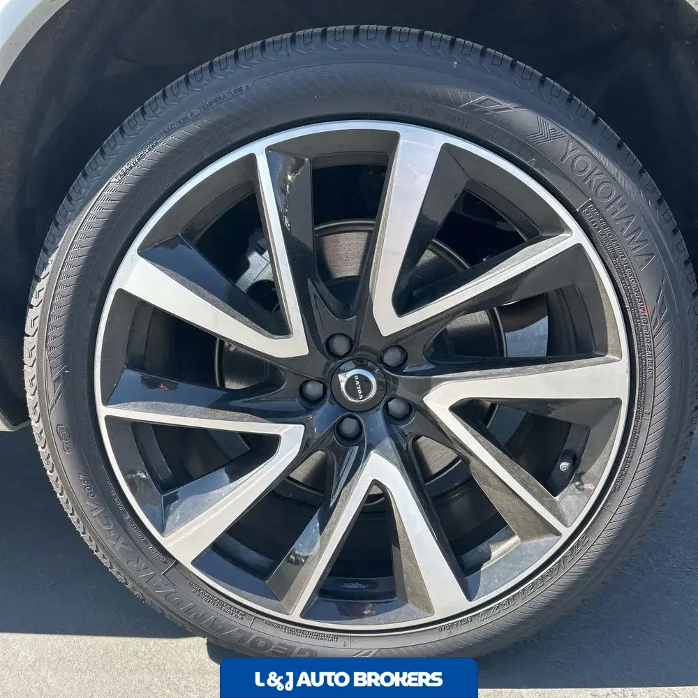 2023 Volvo XC90 T8 - Plus
