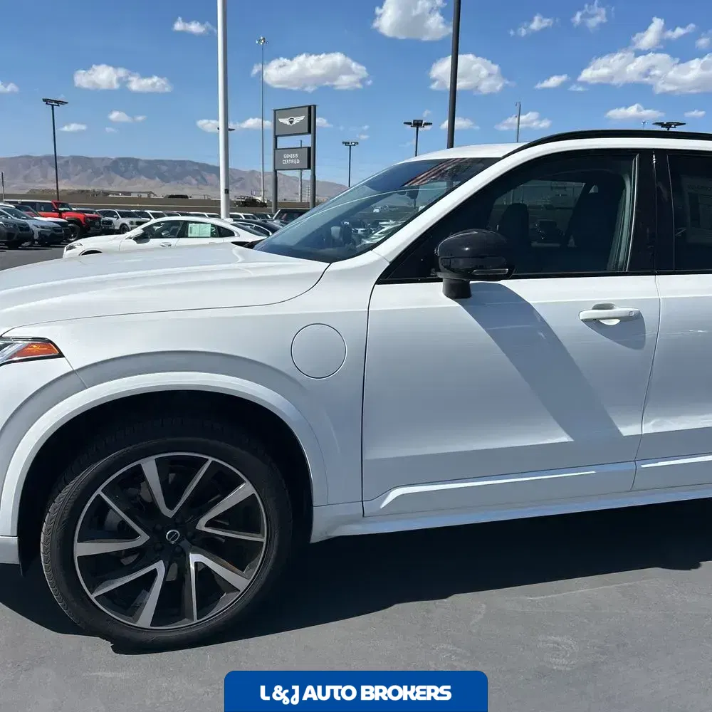 2023 Volvo XC90 T8 - Plus