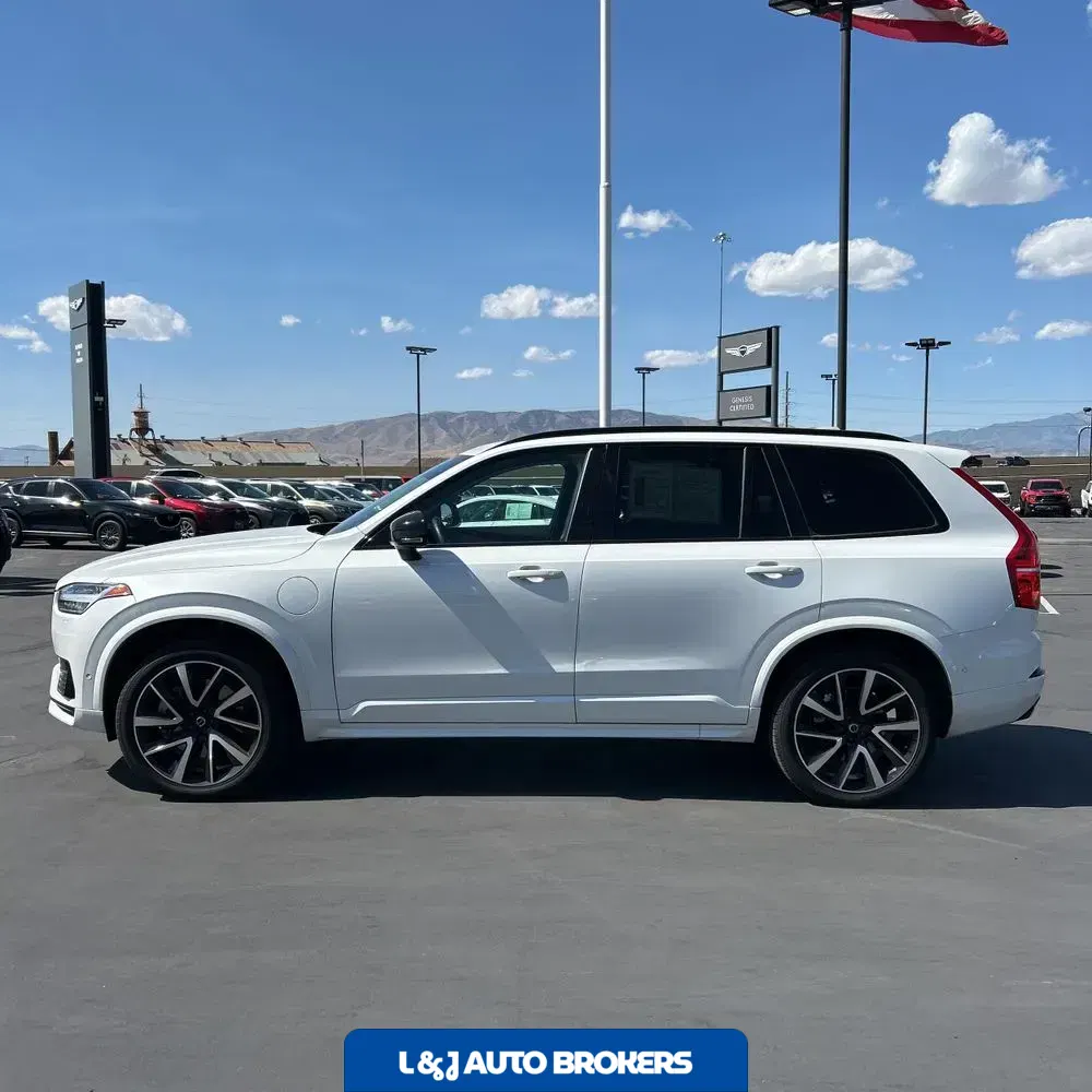2023 Volvo XC90 T8 - Plus