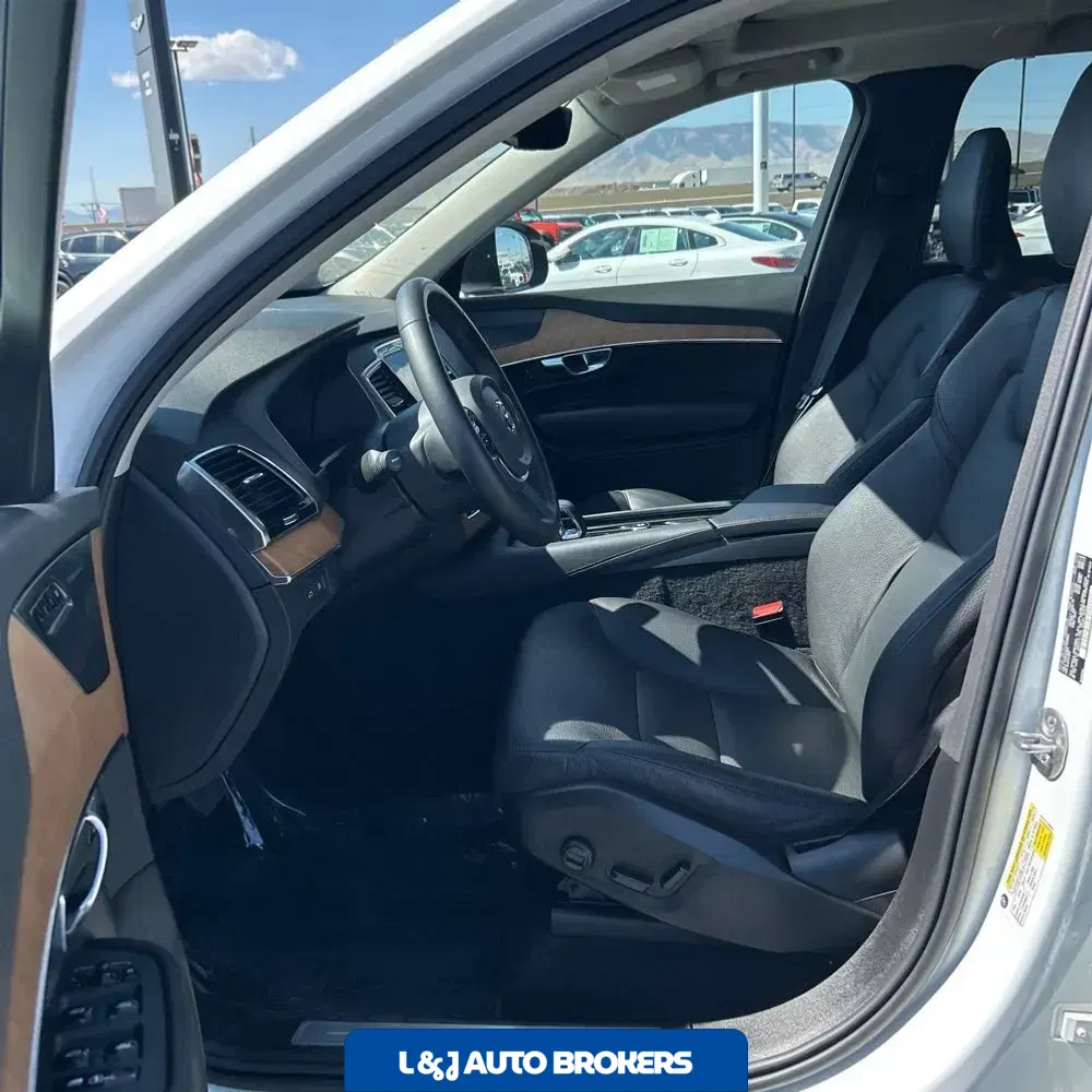 2023 Volvo XC90 T8 - Plus