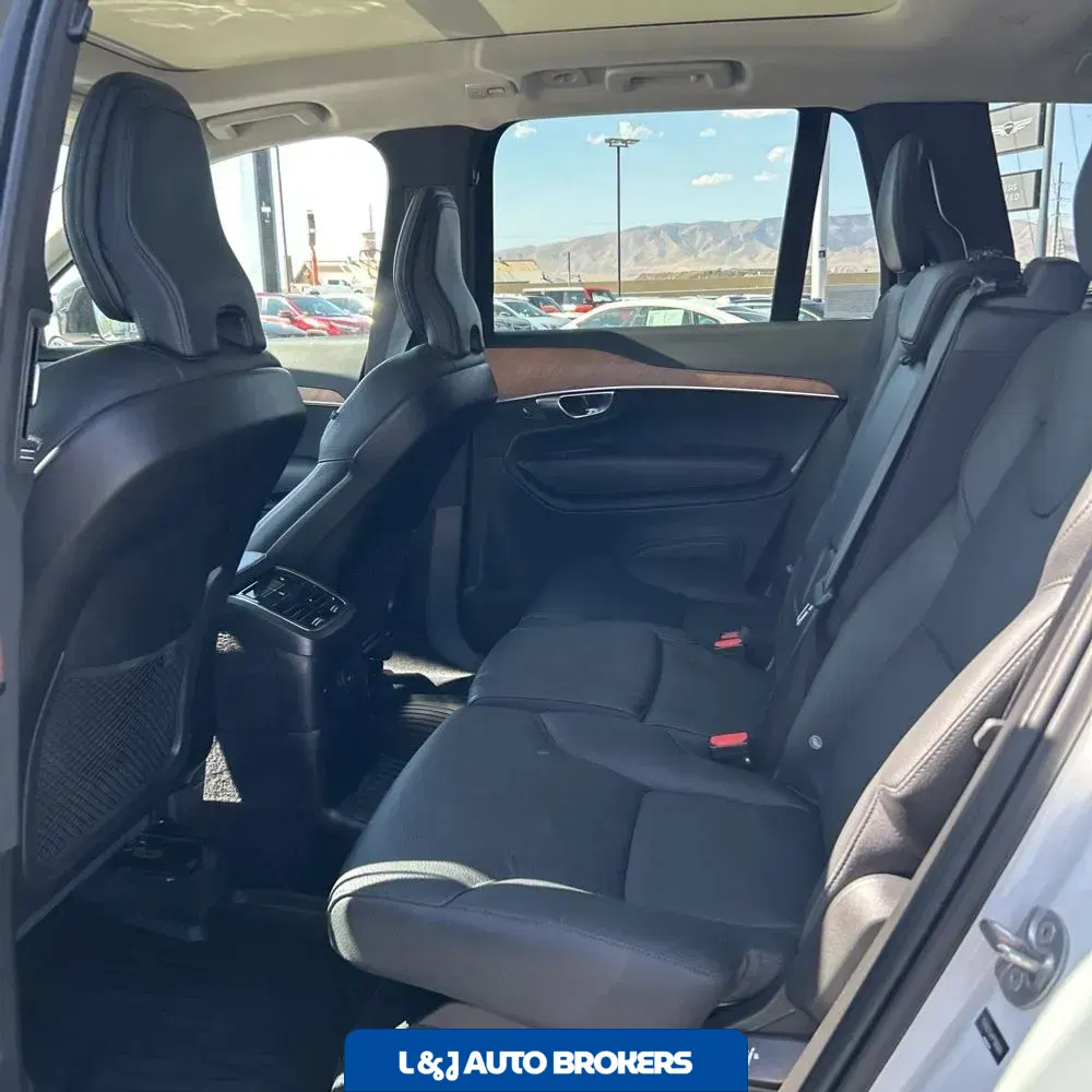 2023 Volvo XC90 T8 - Plus