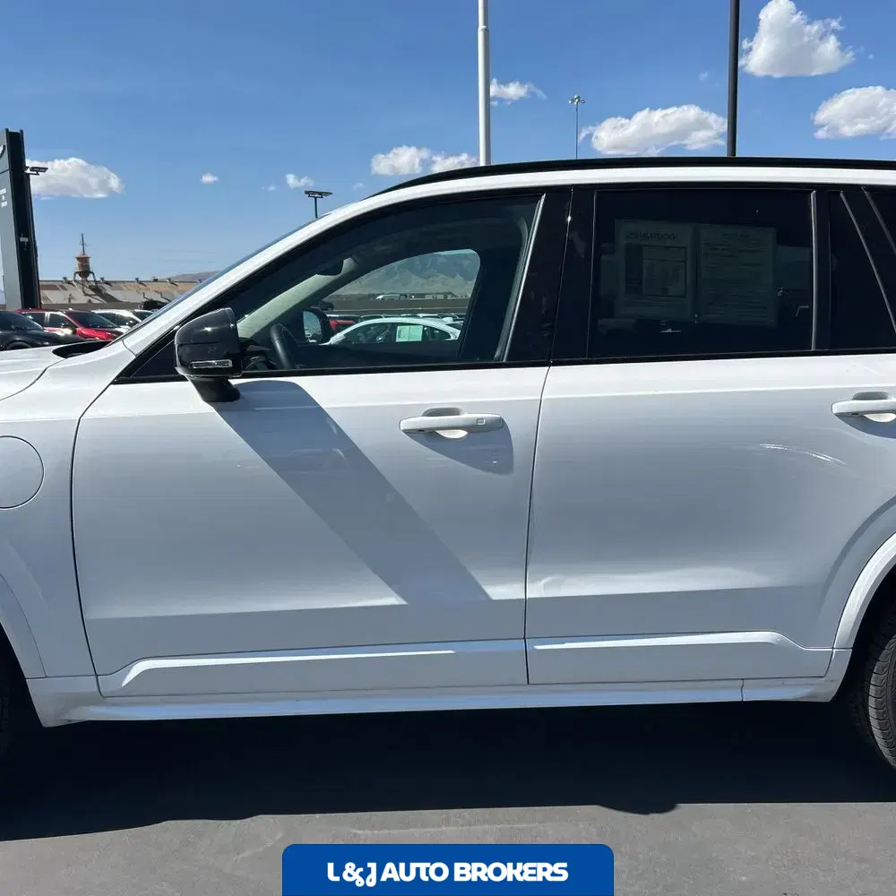 2023 Volvo XC90 T8 - Plus