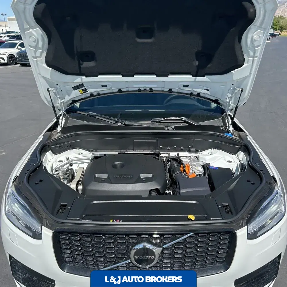 2023 Volvo XC90 T8 - Plus