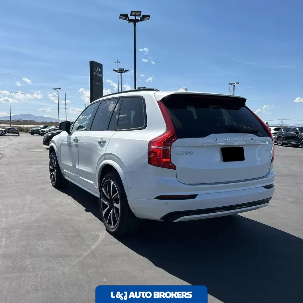 2023 Volvo XC90 T8 - Plus
