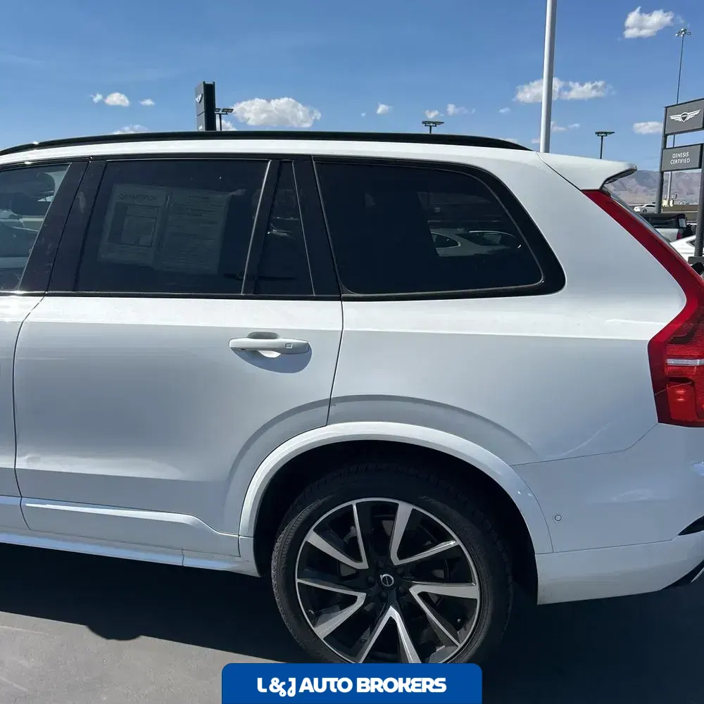 2023 Volvo XC90 T8 - Plus