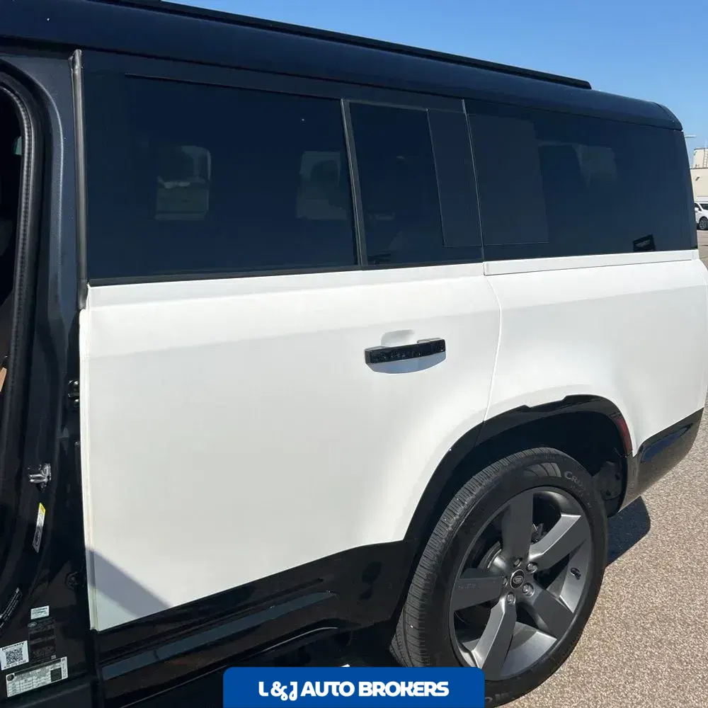 2025 Land Rover Defender 130 V8 P500