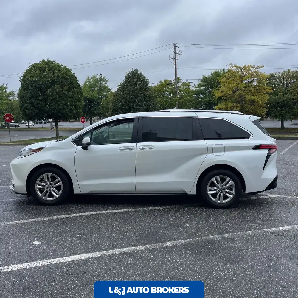 2022 Toyota Sienna Limited 7-Passenger