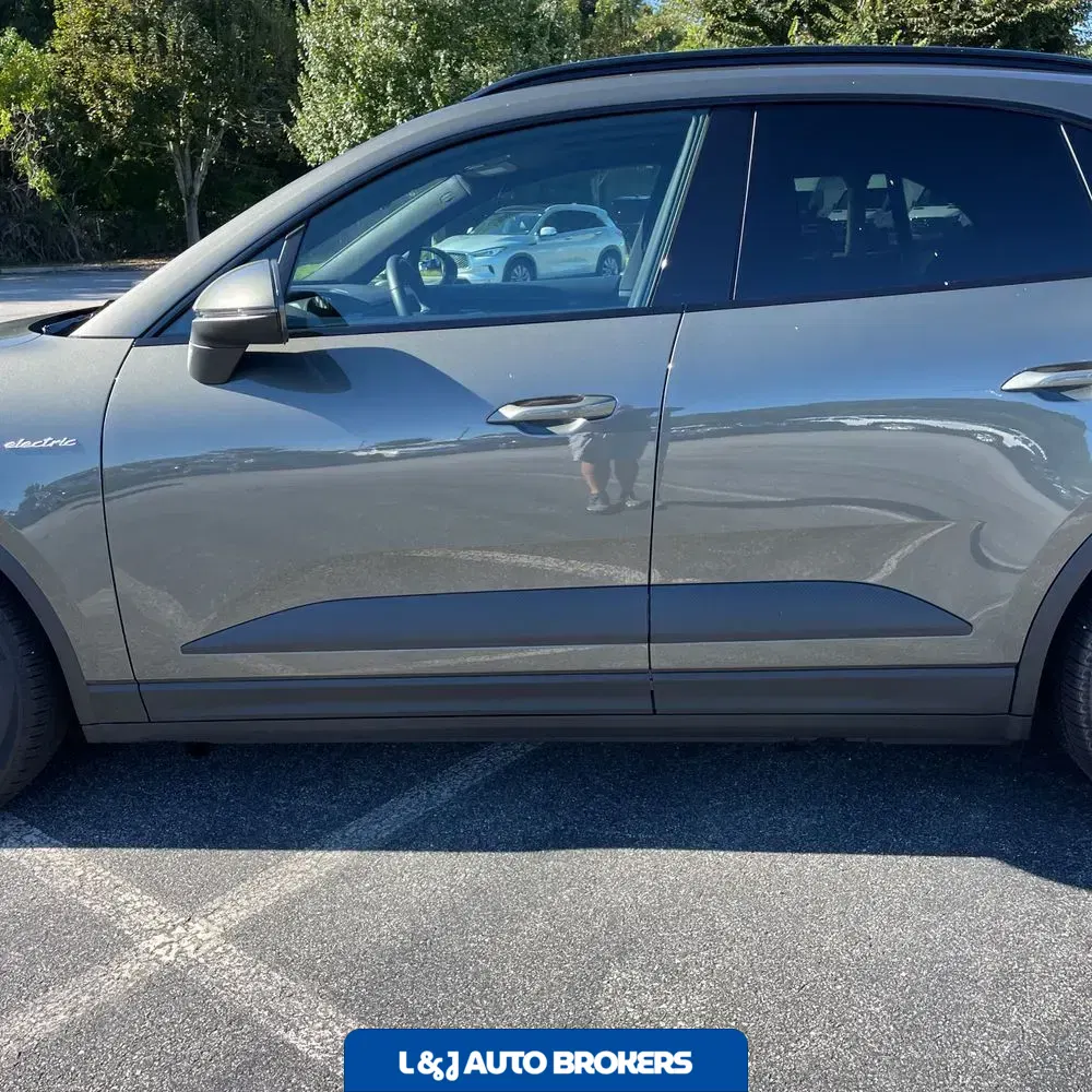 2025 Porsche Macan EV 4