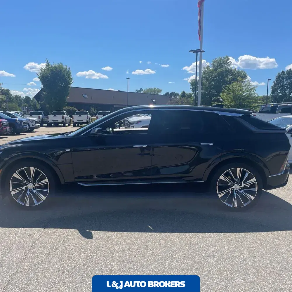 2024 Cadillac LYRIQ Luxury 3