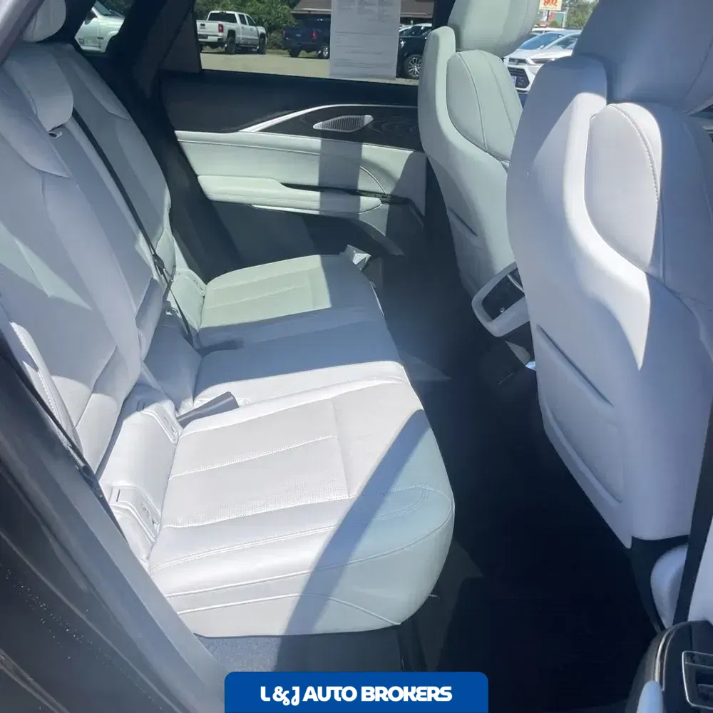 2024 Cadillac LYRIQ Luxury 3