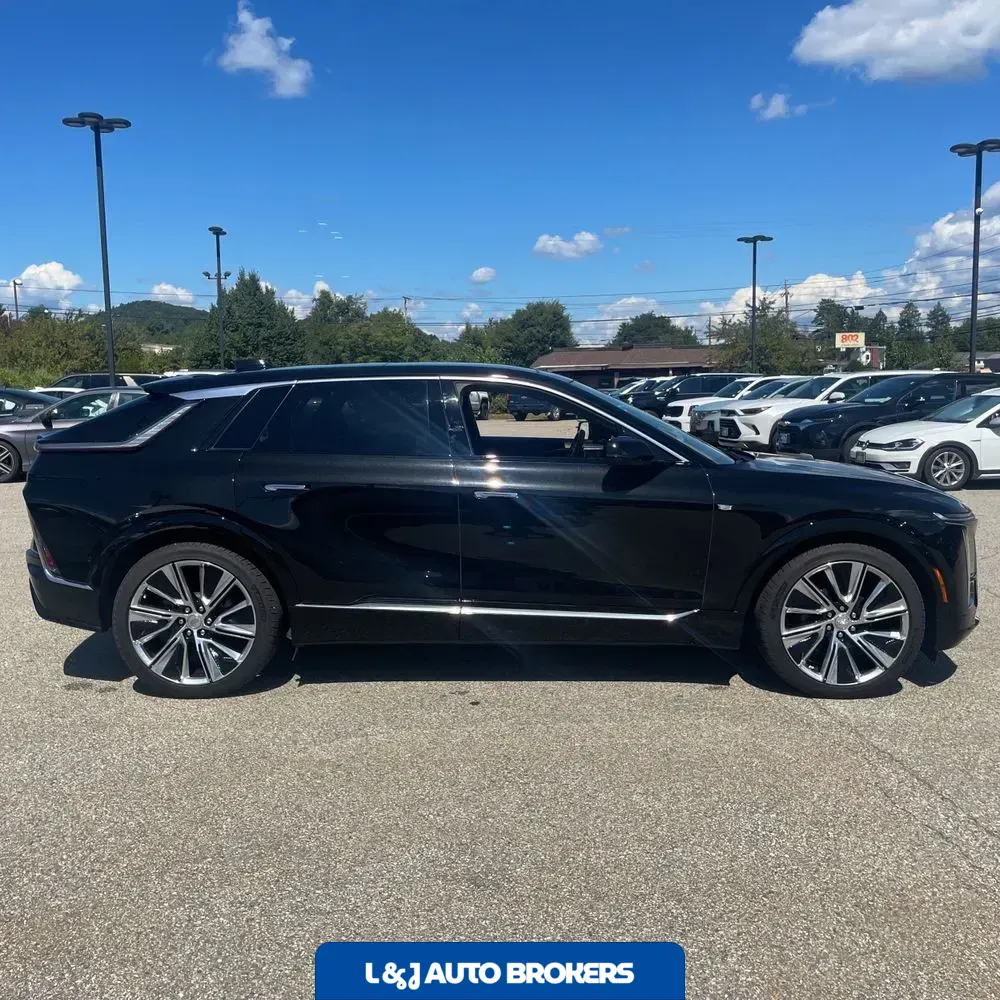 2024 Cadillac LYRIQ Luxury 3