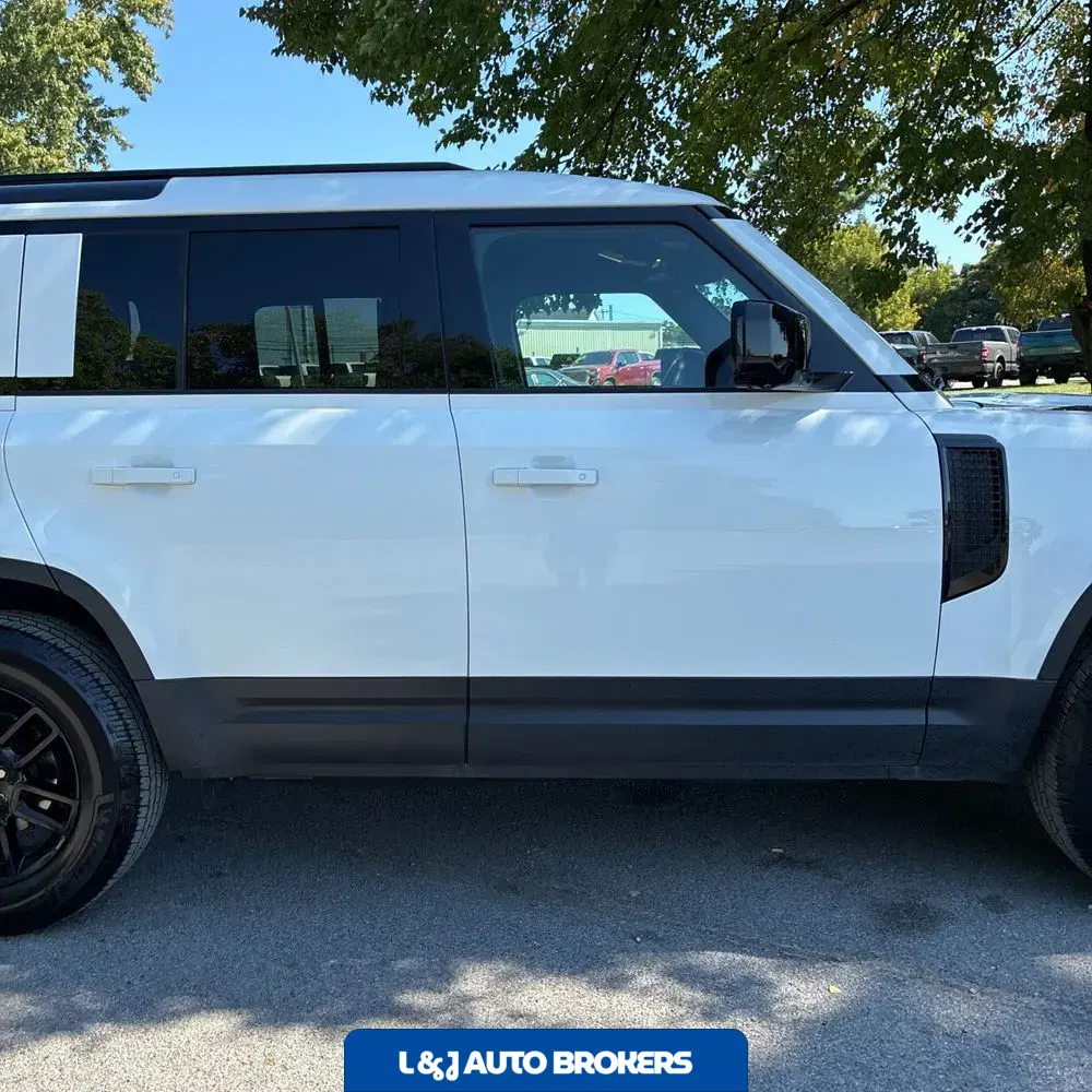 2025 Land Rover Defender 110 S P300