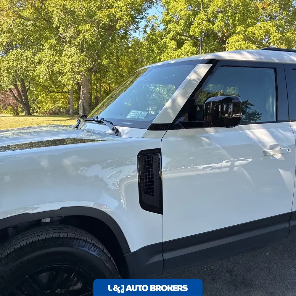 2025 Land Rover Defender 110 S P300
