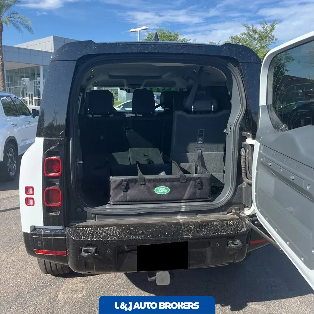 2024 Land Rover Defender 130 X-Dyn SE P400