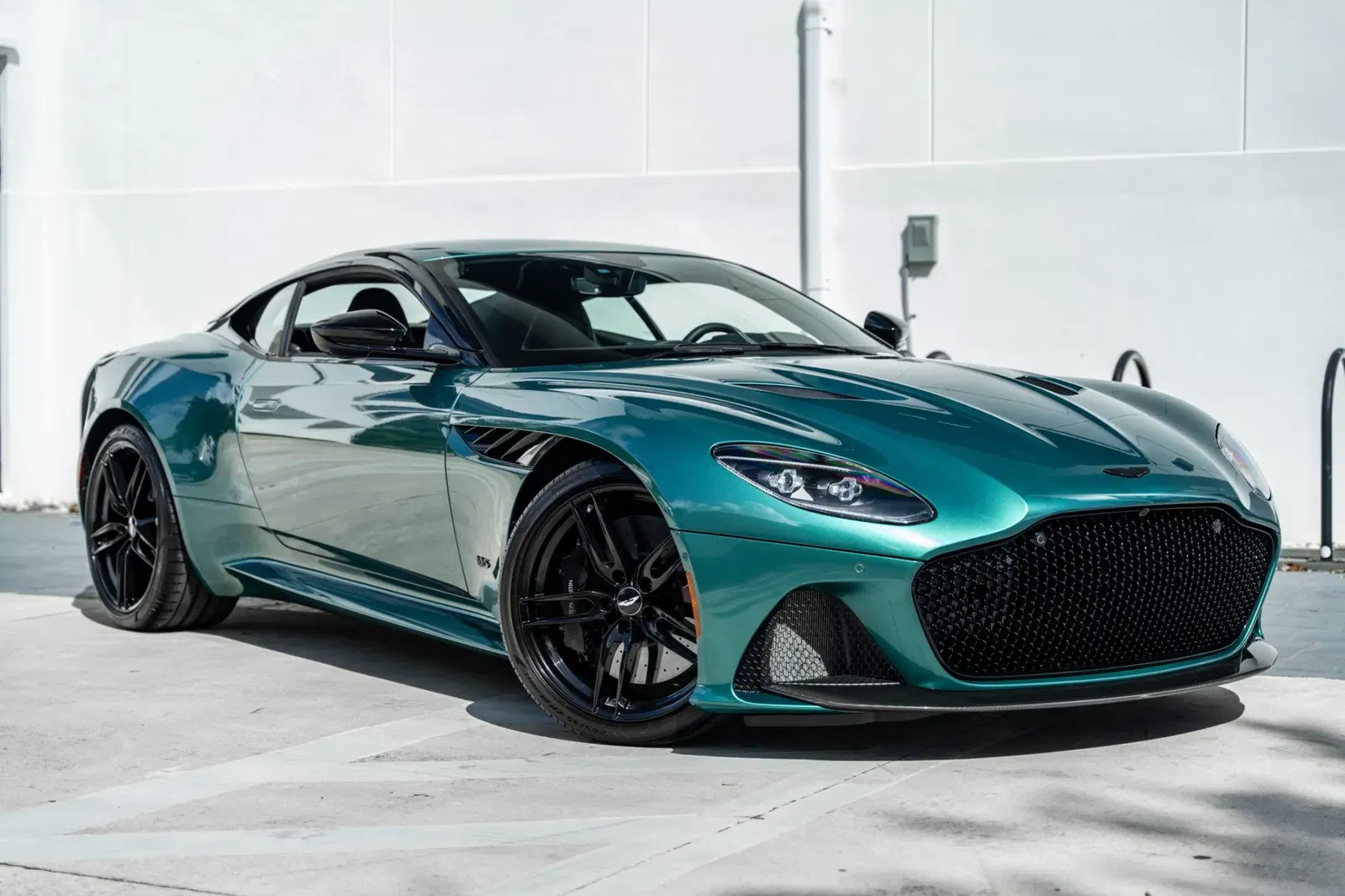 2022 Aston Martin DBS Superleggera Coupe