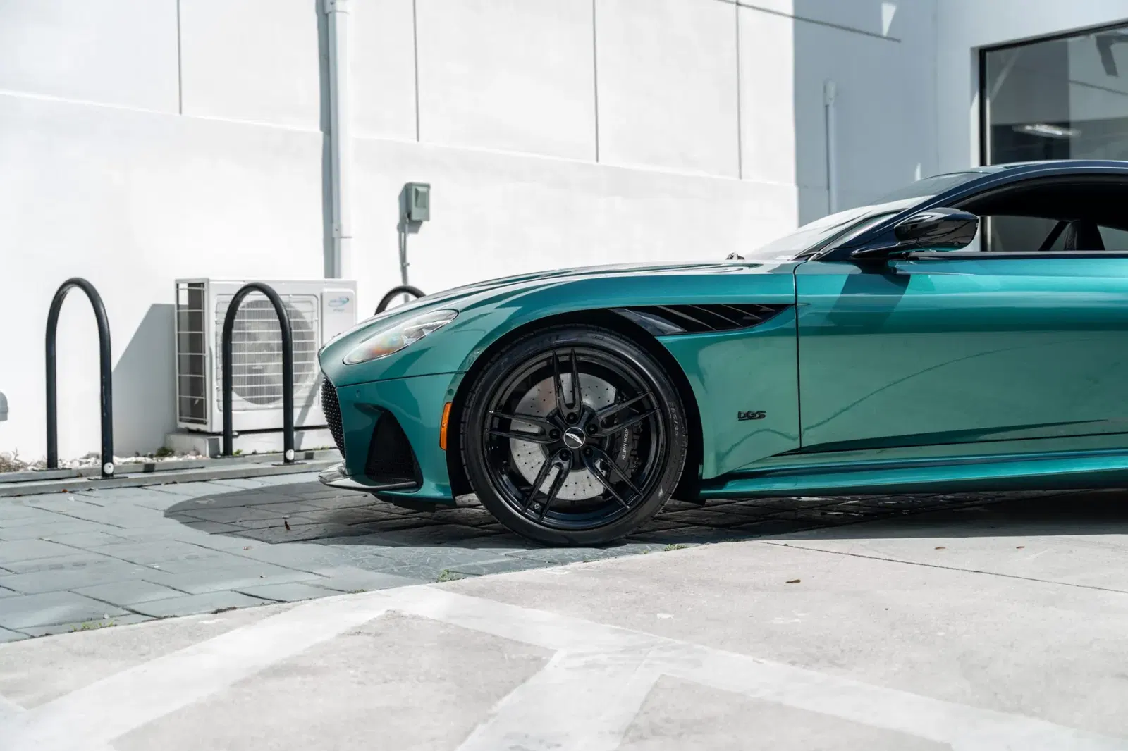 2022 Aston Martin DBS Superleggera Coupe