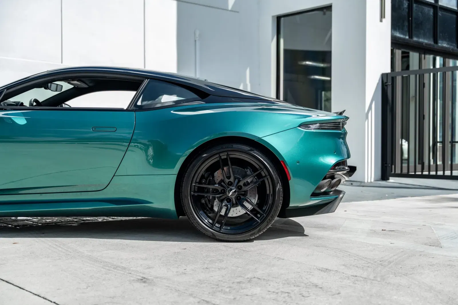 2022 Aston Martin DBS Superleggera Coupe