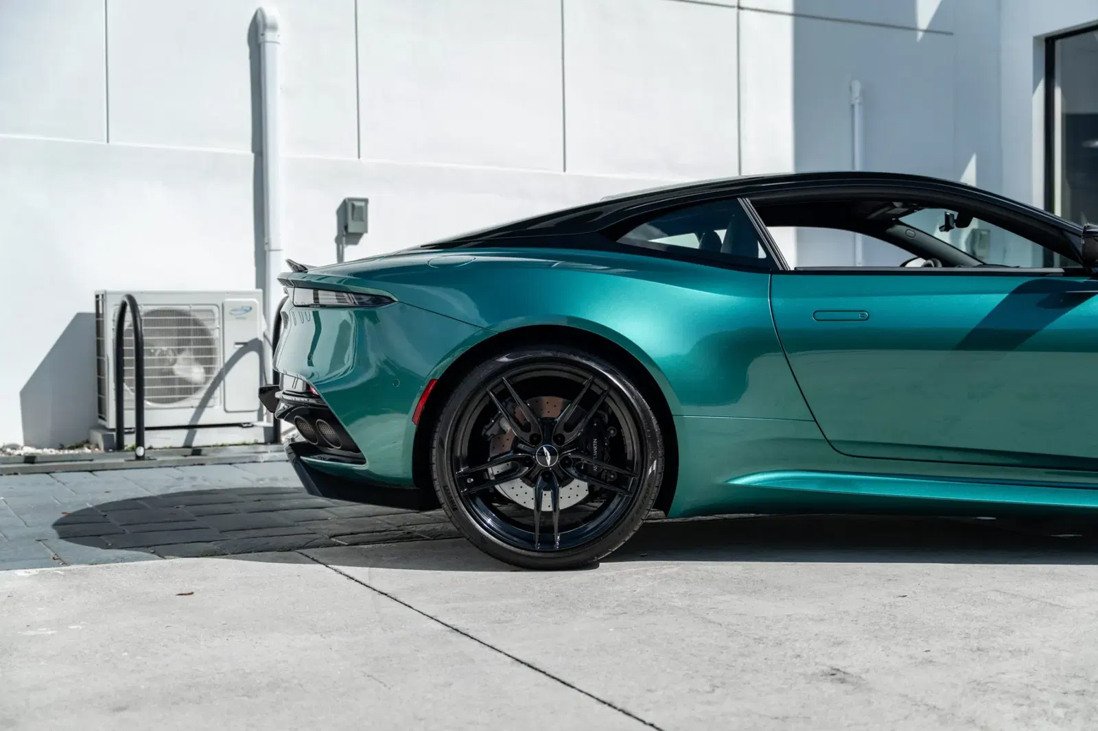 2022 Aston Martin DBS Superleggera Coupe