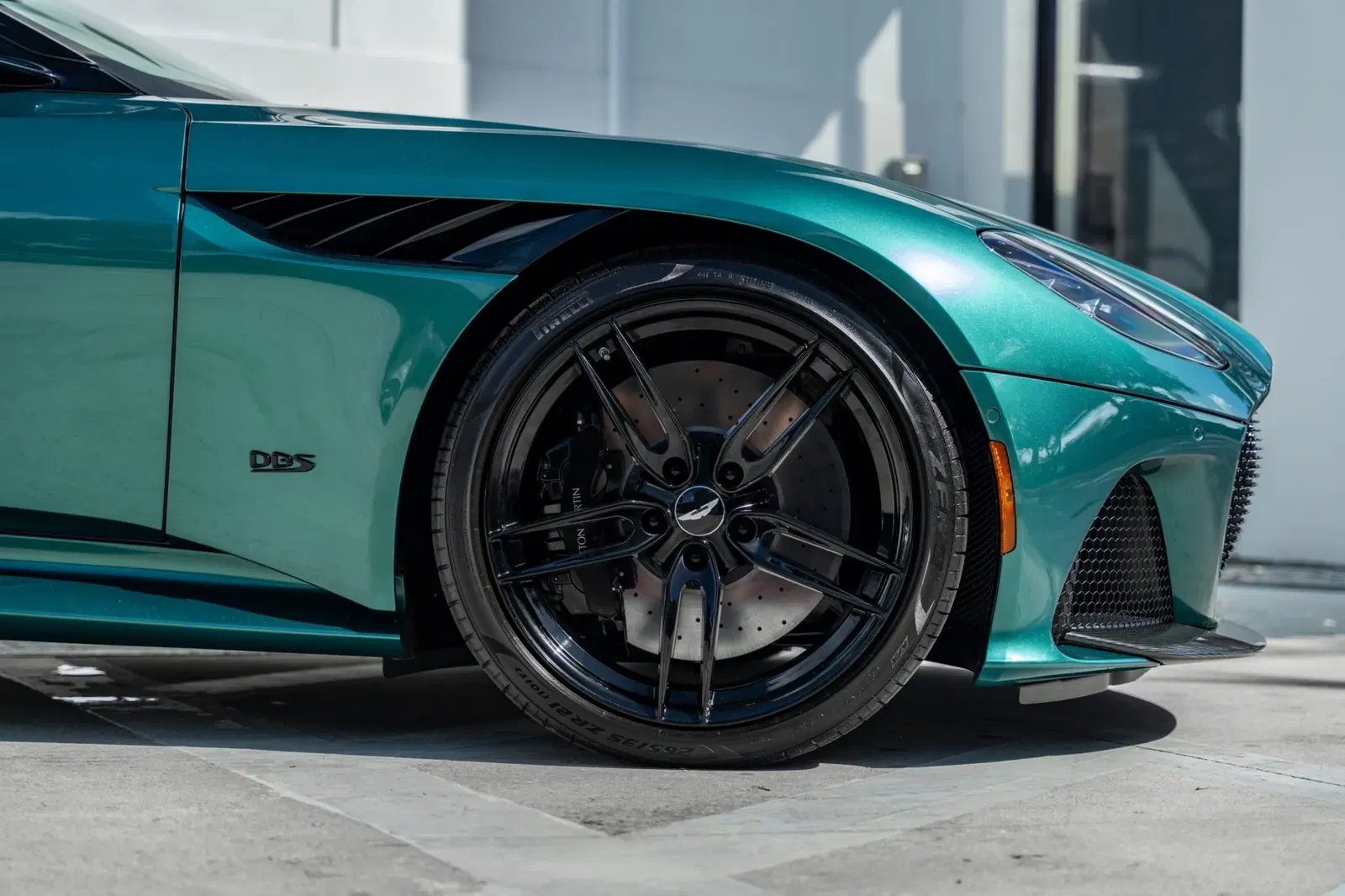 2022 Aston Martin DBS Superleggera Coupe