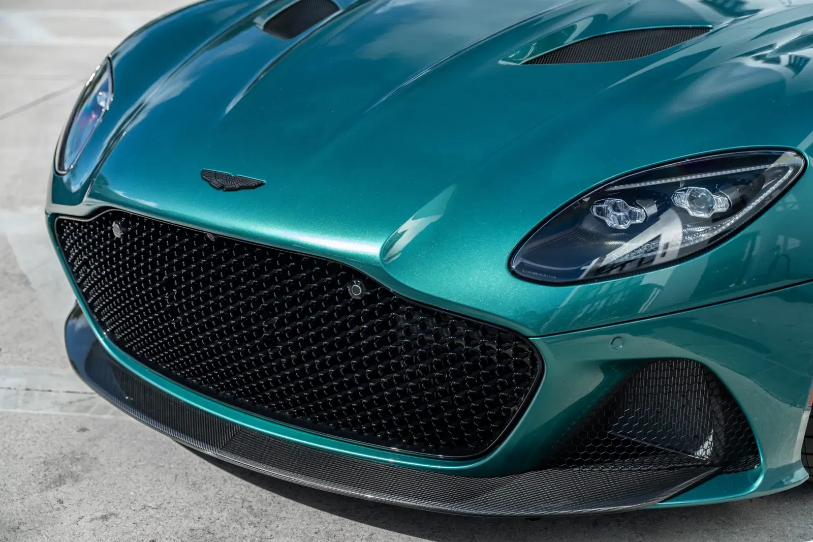 2022 Aston Martin DBS Superleggera Coupe