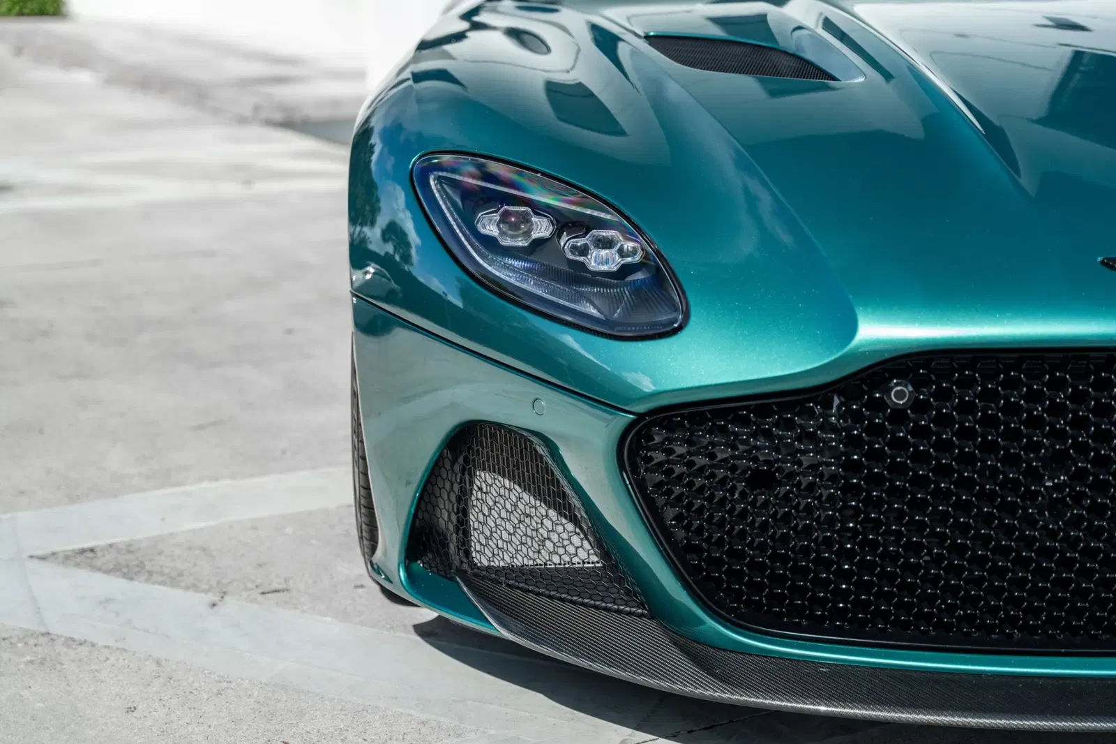 2022 Aston Martin DBS Superleggera Coupe