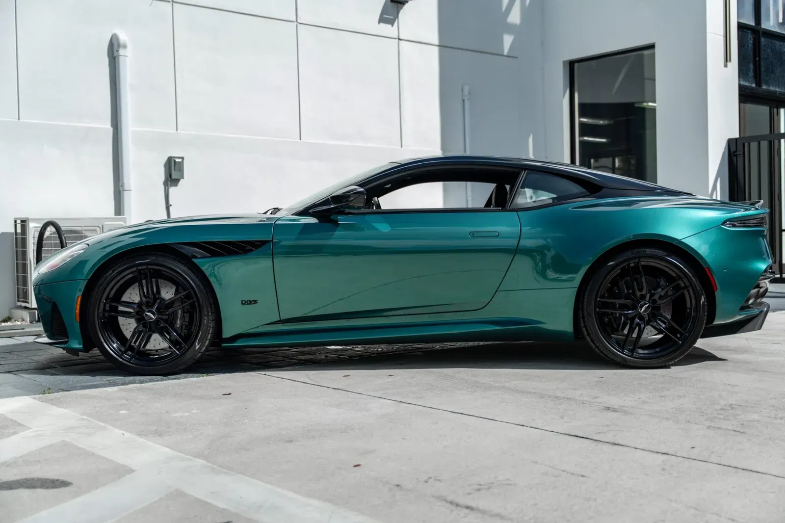 2022 Aston Martin DBS Superleggera Coupe